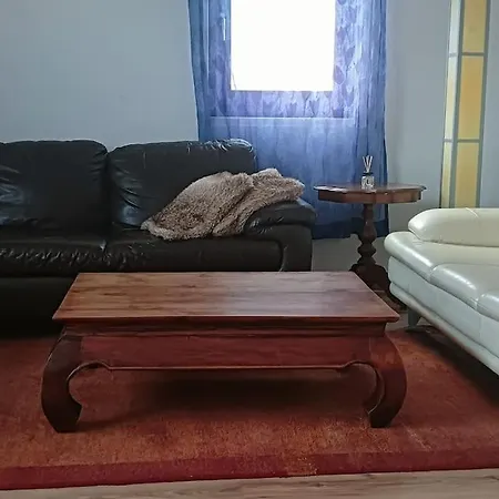 Lovely 2-bedroom Vacation With Nearby Parking 公寓 *